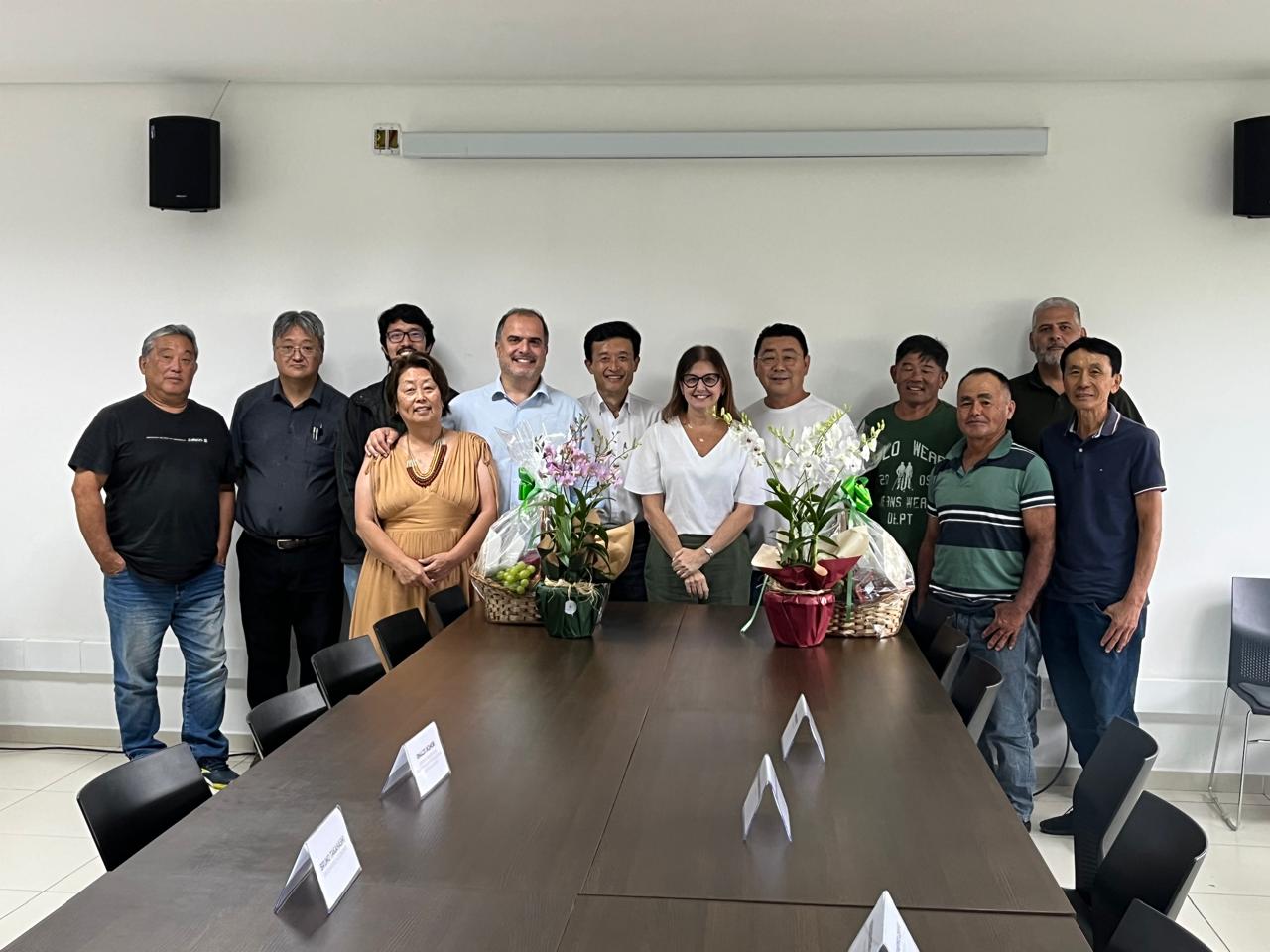 Diretoria do SRMC discute melhorias para a agricultura local em reunião com a prefeita